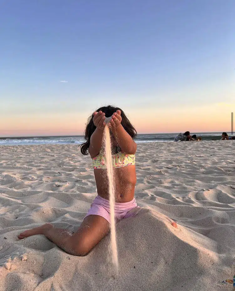Vanessa Giácomo mostra sua filha brincando na praia