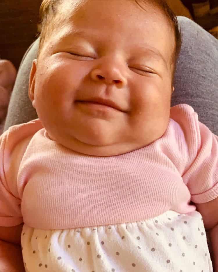 Yanna Lavigne mostra bebê de um mês sorrindo