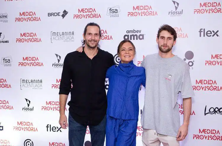 Adriana Esteves e Vladimir Brichta posam com filho