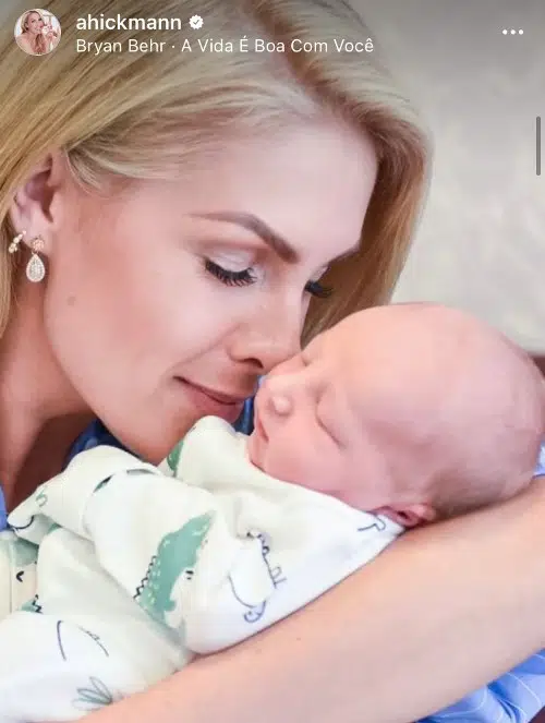 Ana Hickmann posa com o sobrinho recém-nascido