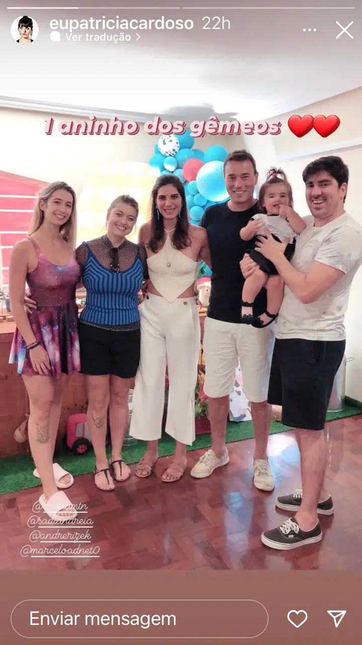 Andréia Sadi e André Rizek posam junto a Marcelo Adnet e família na festa dos gêmeos