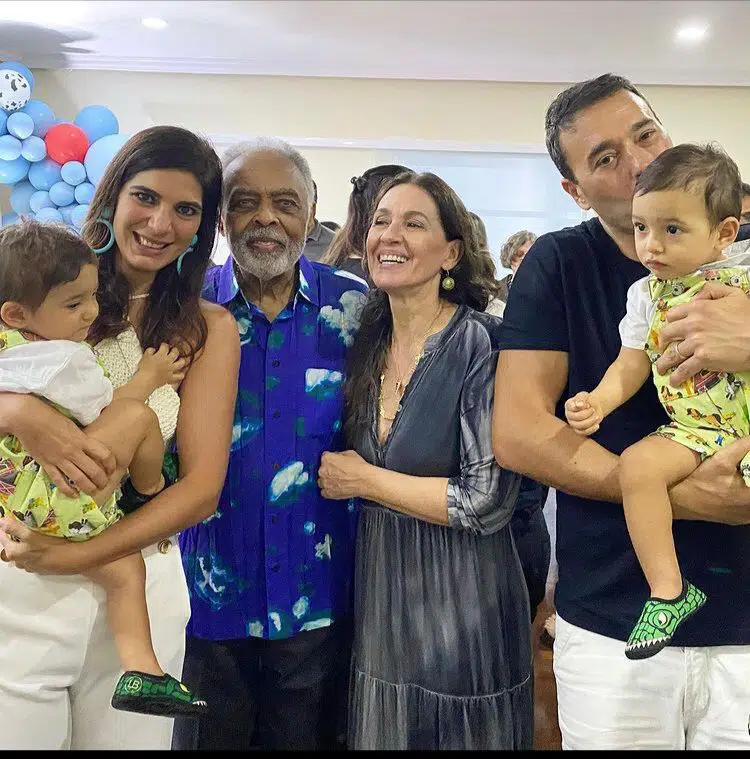 Andréia Sadi e André Rizek posam com os gêmeos, Gilberto Gil e Flora