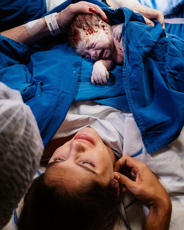 Bárbara Evans mostra foto após o parto da primeira filha