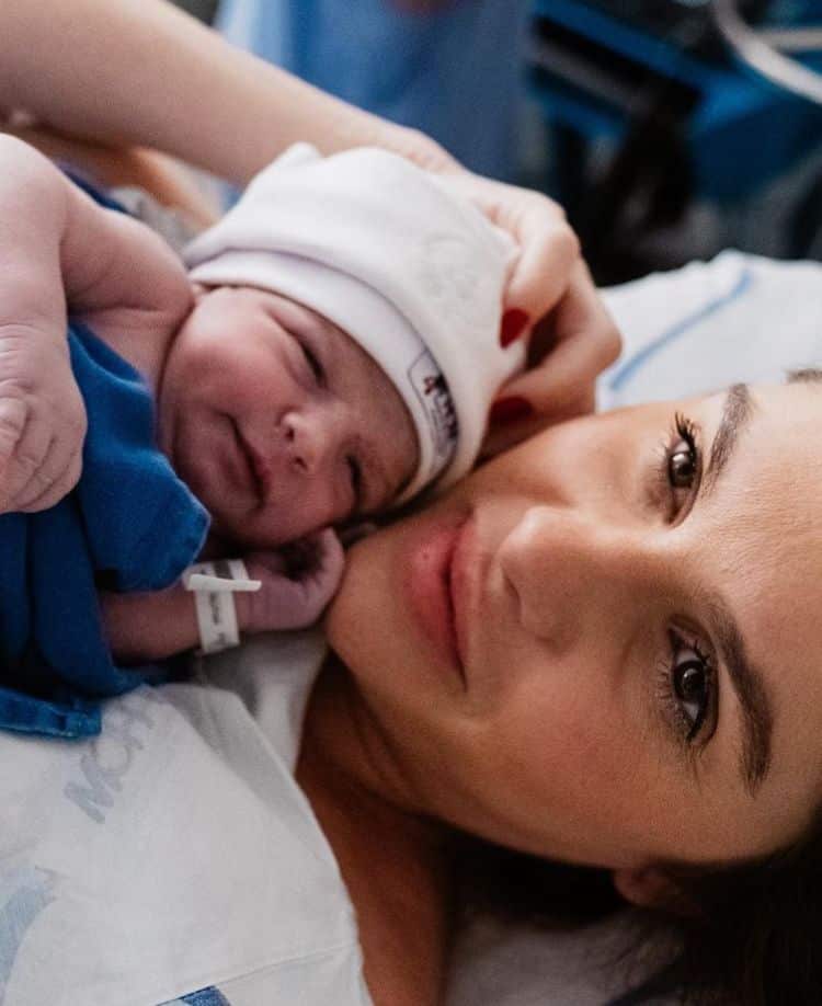 Bárbara Evans posa com a sua bebê após o parto