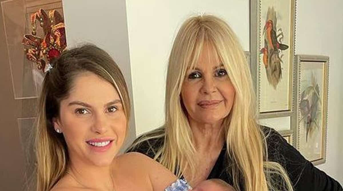 Bárbara Evans fala sobre maternidade ao posar com a filha nos braços