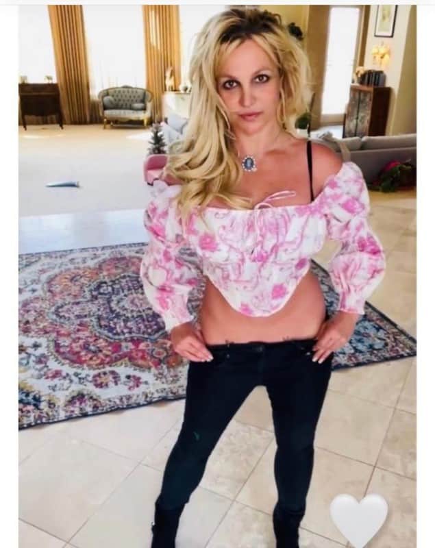 Ontem, Britney Spears publicou essa foto exibindo a barriga