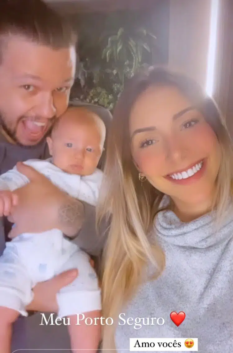 Bruno do KLB posa com o bebê e a esposa