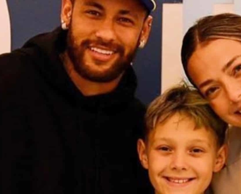 Carol Dantas e filhos homenageiam namorada de Neymar