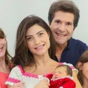 Daniel e Aline de Padua mostram a bebê sorrindo pela 1ª vez
