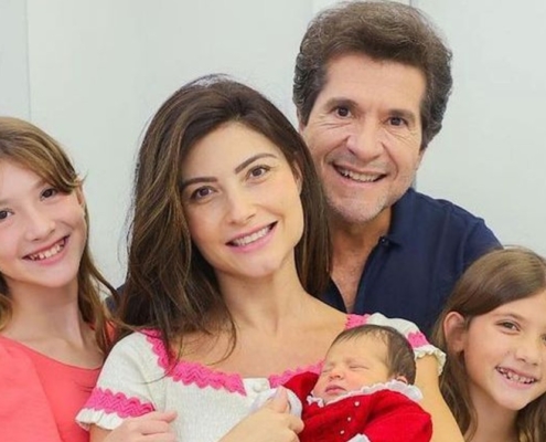 Daniel e Aline de Padua mostram a bebê sorrindo pela 1ª vez