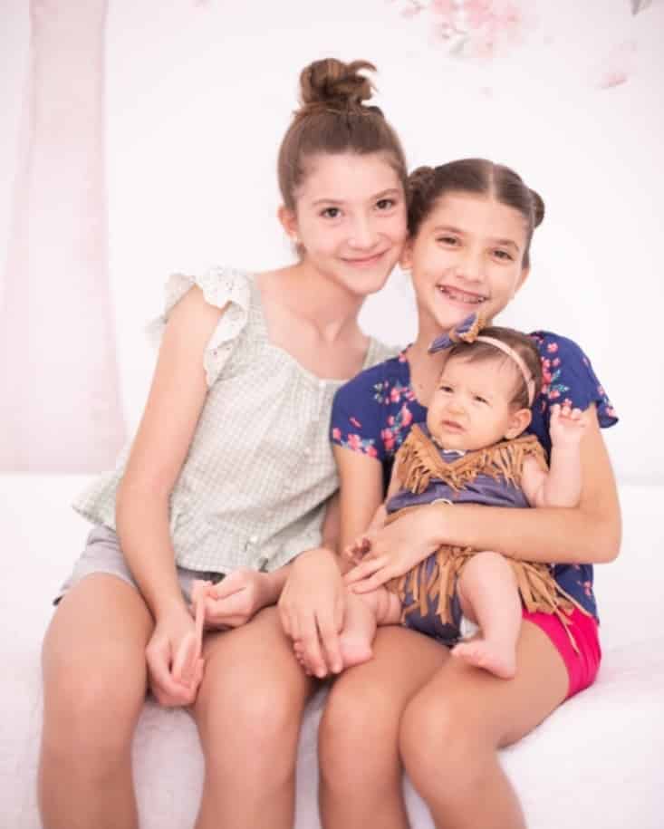 A pequena Olivia, caçula de Daniel e Aline de Pádua, rodeada pelas irmãs mais velhas