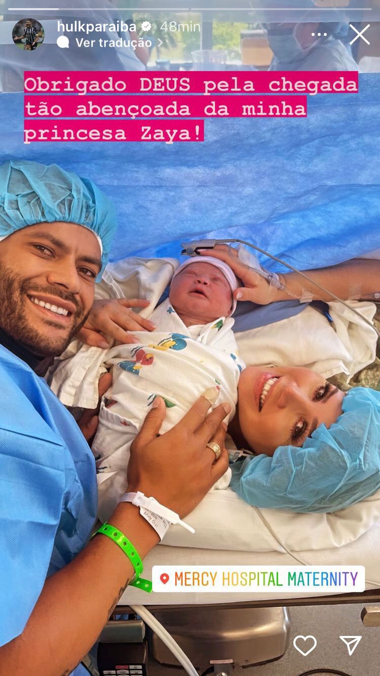 Hulk e Camila Ângelo posam com a 1ª filha após o parto