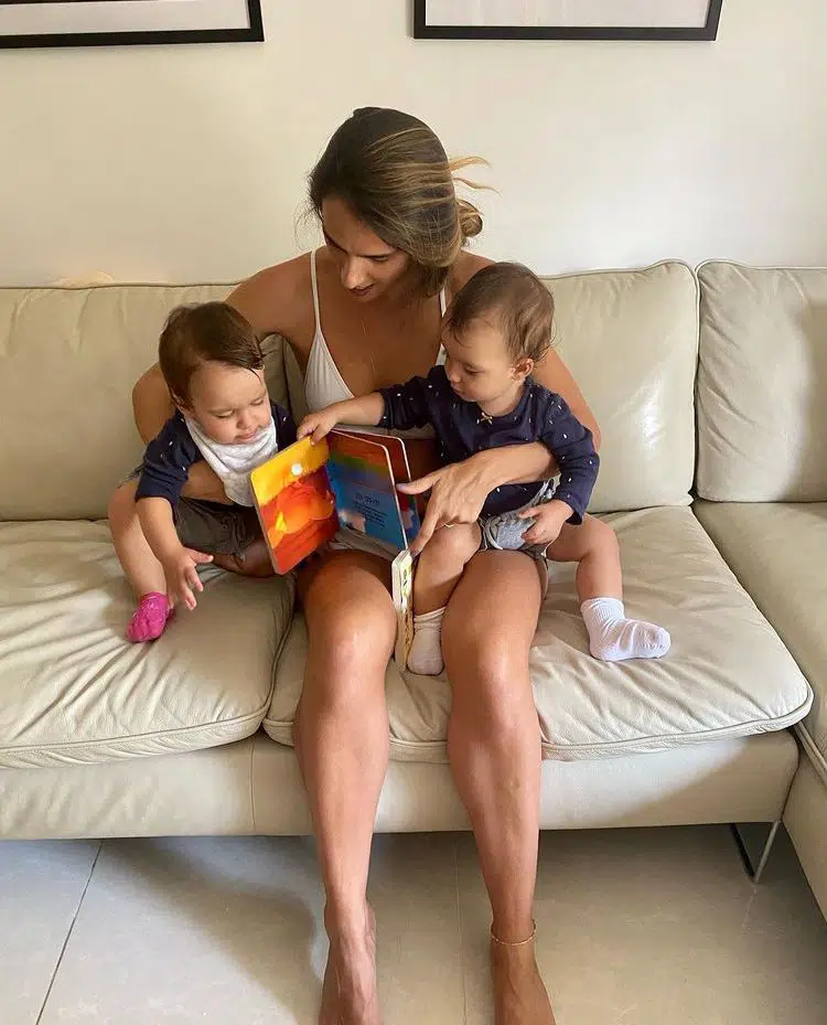 Marcella Fogaça posa com as bebês gêmeas de um ano com Joaquim Lopes