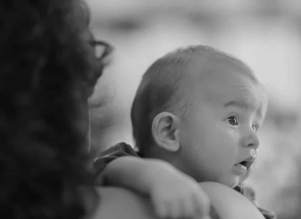 A atriz Maria Flor com seu bebê de dois meses 