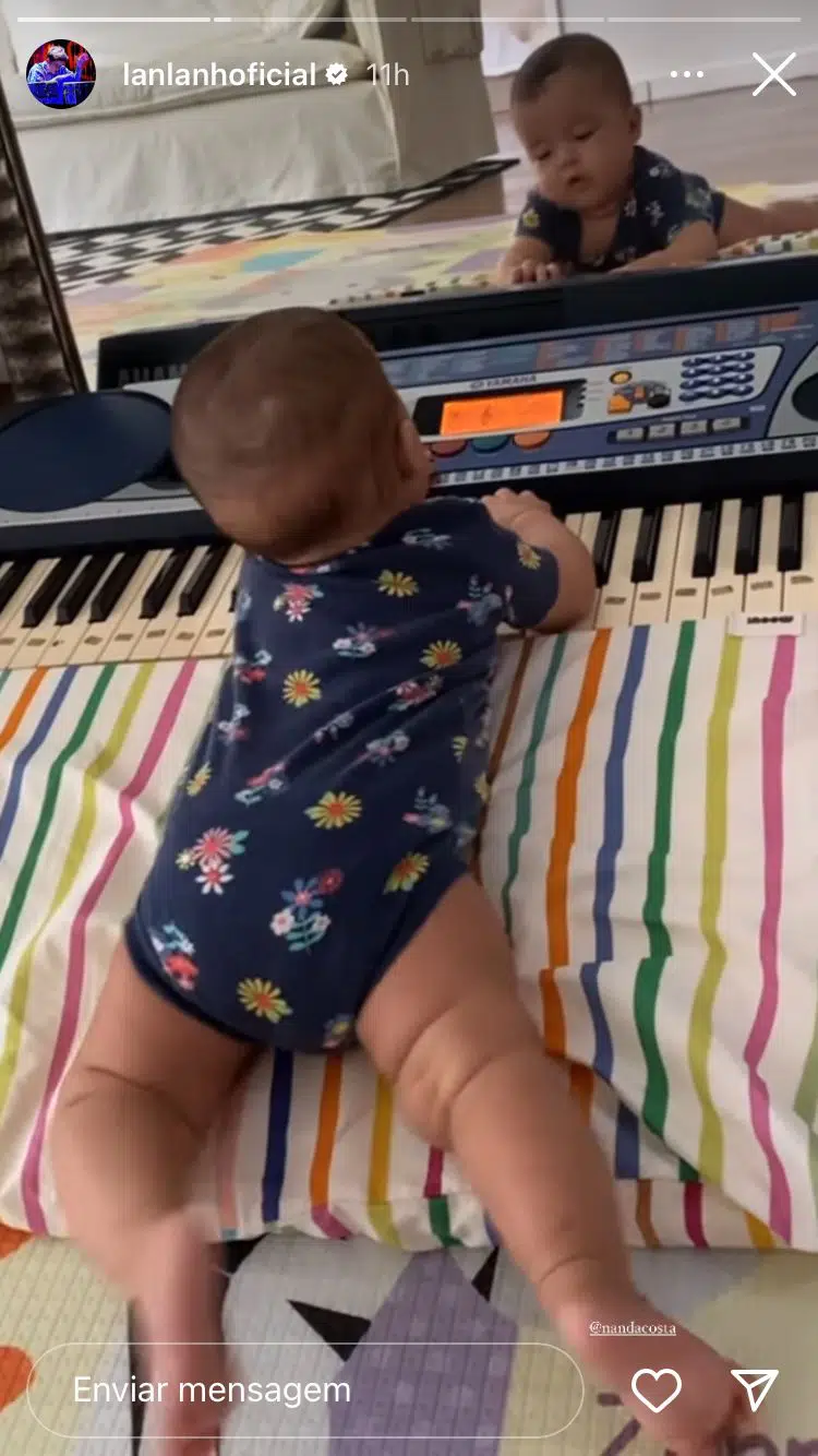 Bebê de Nanda Costa e Lan Lanh brinca no teclado