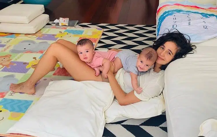 Nanda Costa posa com as gêmeas de 5 meses