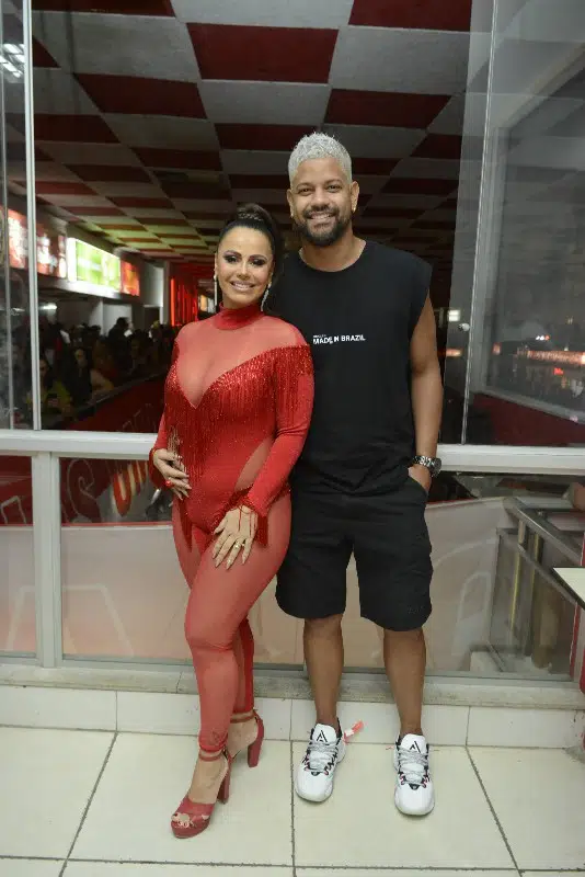 A atriz Viviane Araújo e seu marido Guilherme Militão são papais do Joaquim