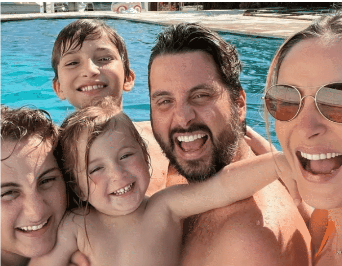 Claudia Leitte exibe foto com marido e os filhos