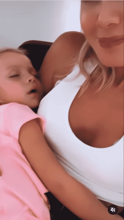 Eliana mostra foto da filha dormindo em seu colo