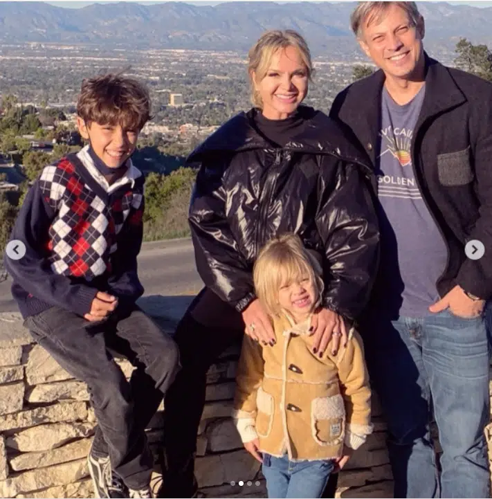 Eliana posa ao lado do marido Adriano Ricco e dos filhos em linda viagem