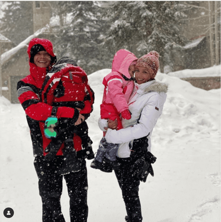 MIichel Teló e Thaís Fersoza aparecem com os filhos brincando na neve