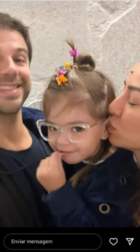 Sabrina Sato e Duda Nagle com a pequena Zoe, de três anos