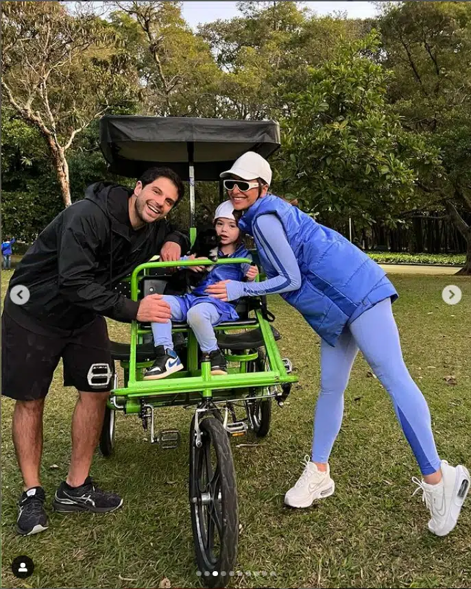 Sabrina Sato posa com o marido e a filha Zoe, em passeio de domingo no parque