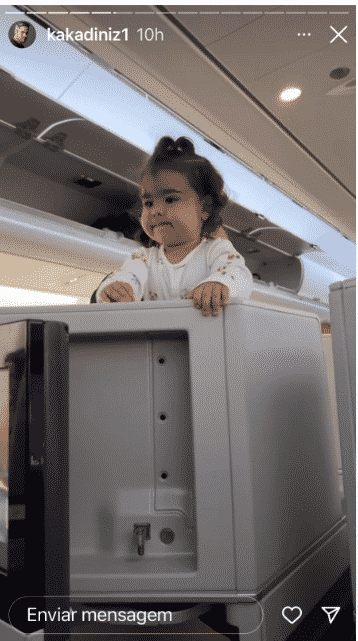 Simone e Kaká Diniz compartilham clique da filha mais nova em 1ª classe do avião e surpreendem