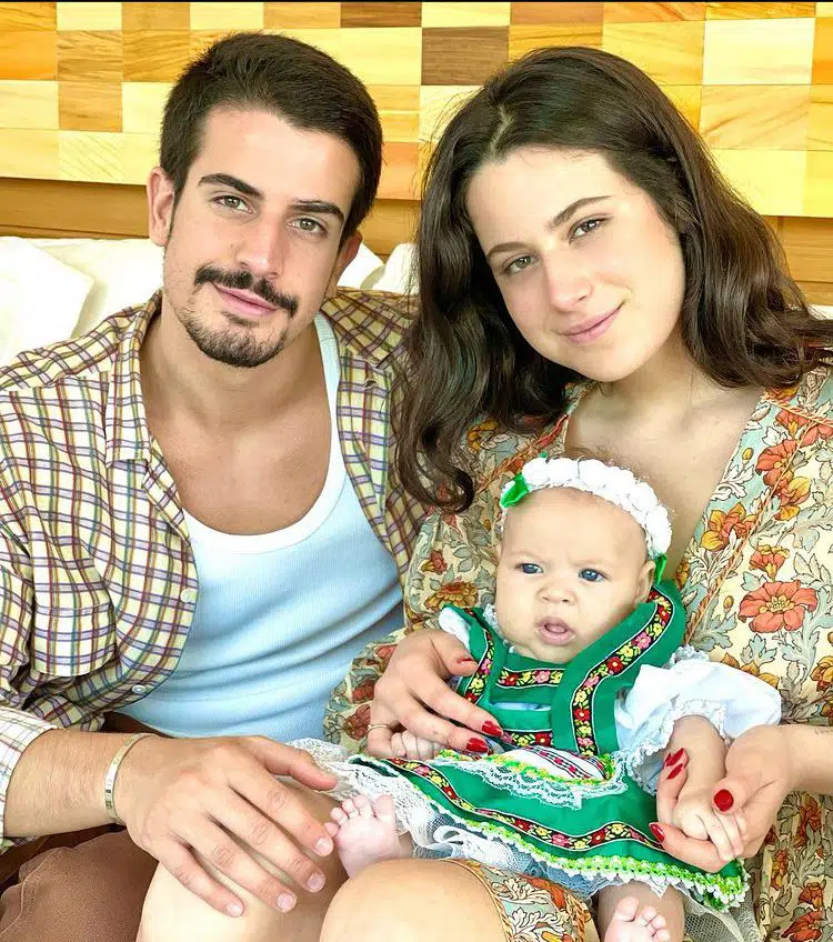 Filhos de Claudia Raia posam com a bebê de Celulari