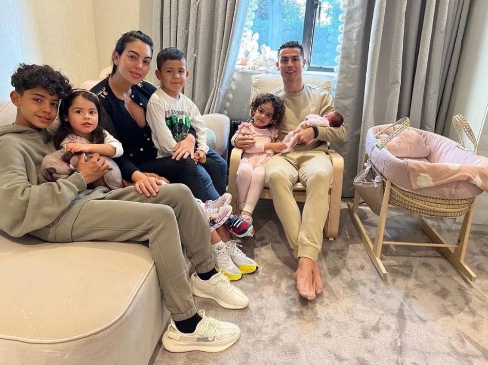 A bebê gêmea de Cristiano Ronaldo e Georgina Rodríguez foi para casa com a mamãe 