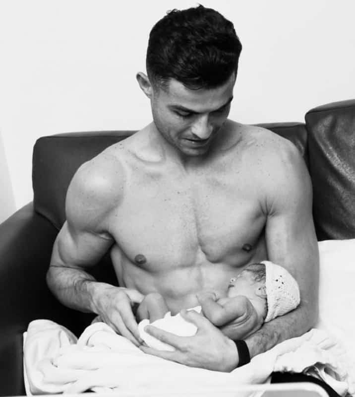 Cristiano Ronaldo mostrou sua filha recém-nascida e emocionou