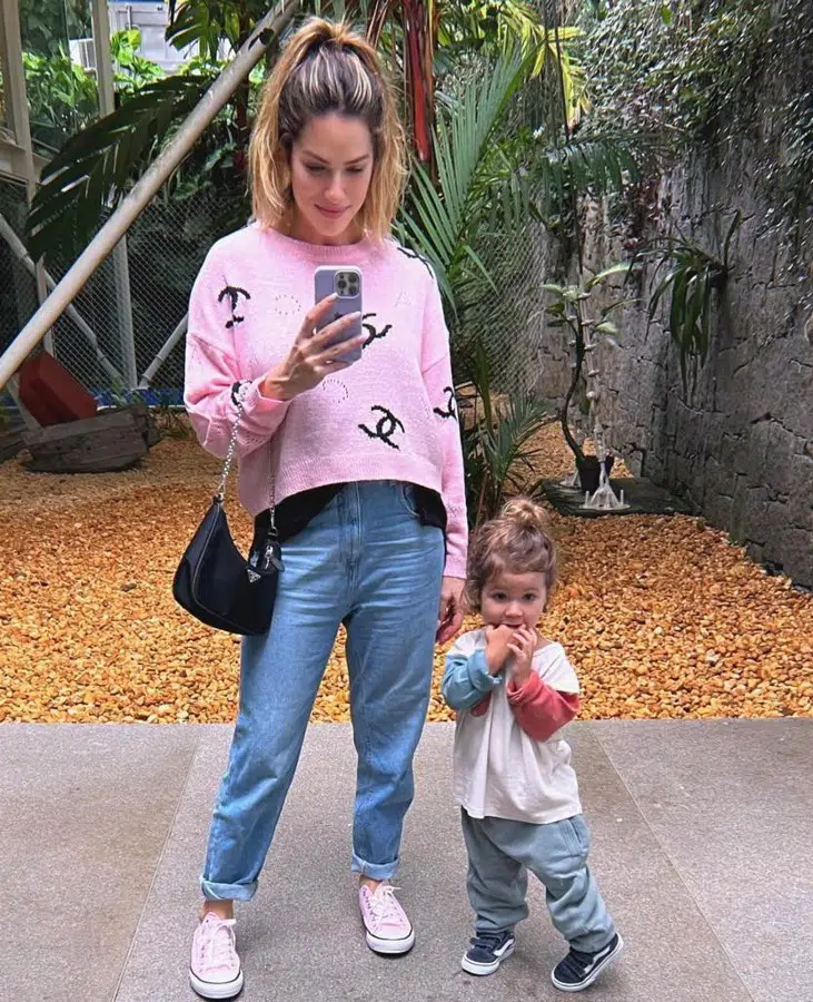 A atriz Giovanna Ewbank com seu bebê indo passear no shopping