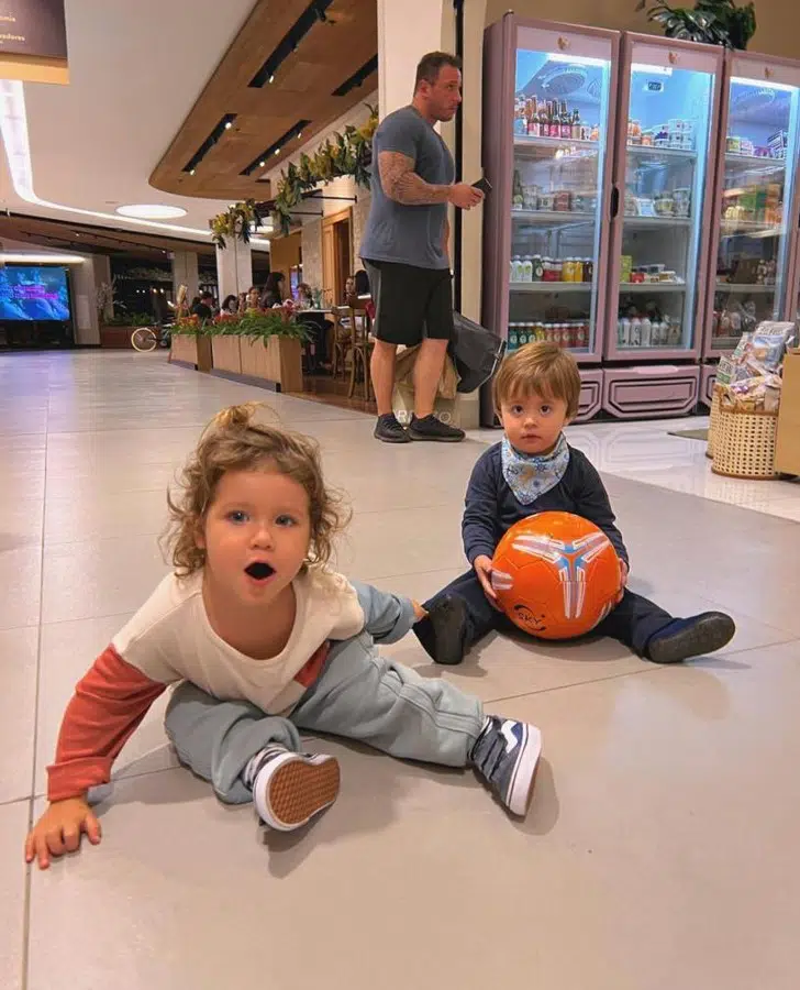 Zyan, bebê de Giovanna Ewbank e Bruno Gagliasso, aprontando no shopping