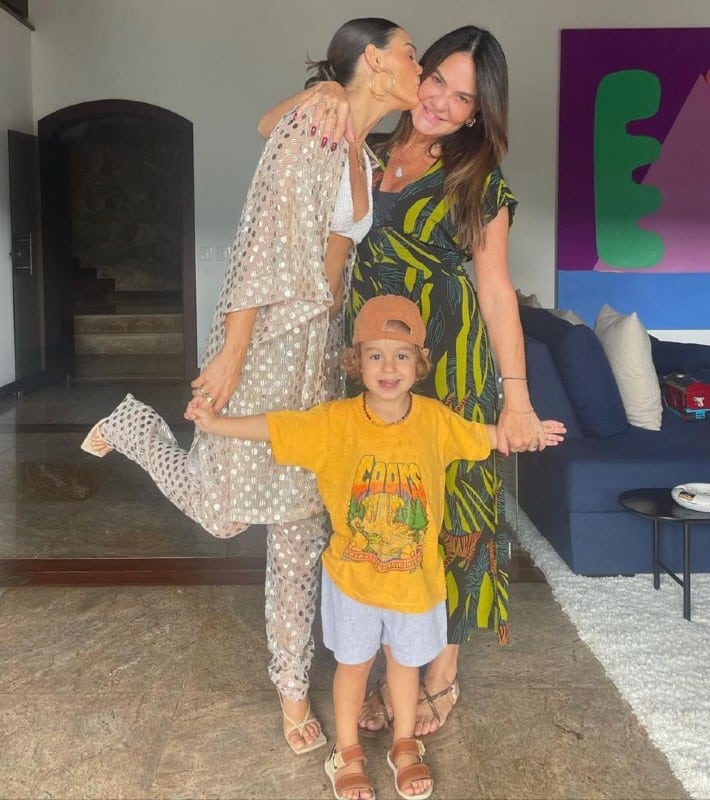 A atriz Isis Valverde posou com a mãe e o filho, no Dia das Mães 