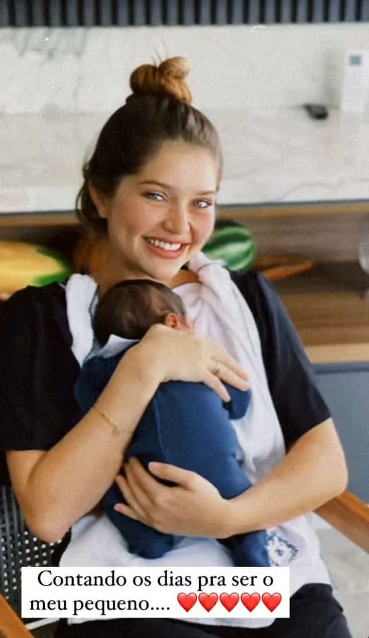 Filha de Leandro, Lyandra Costa, posa com bebê