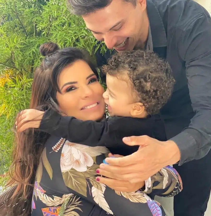 A apresentadora Mara Maravilha em um lindo clique com a família