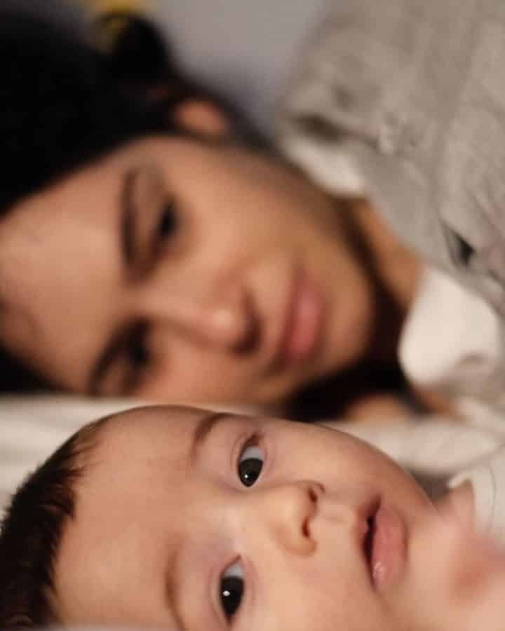 Emanuel Aragão, marido de Maria Flor, fez essa linda foto da esposa com o filho