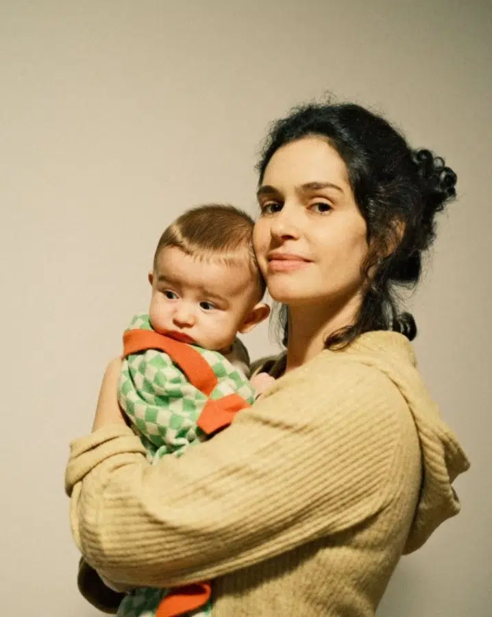 A atriz Maria Flor de rosto colado com seu bebê Vicente, de três meses