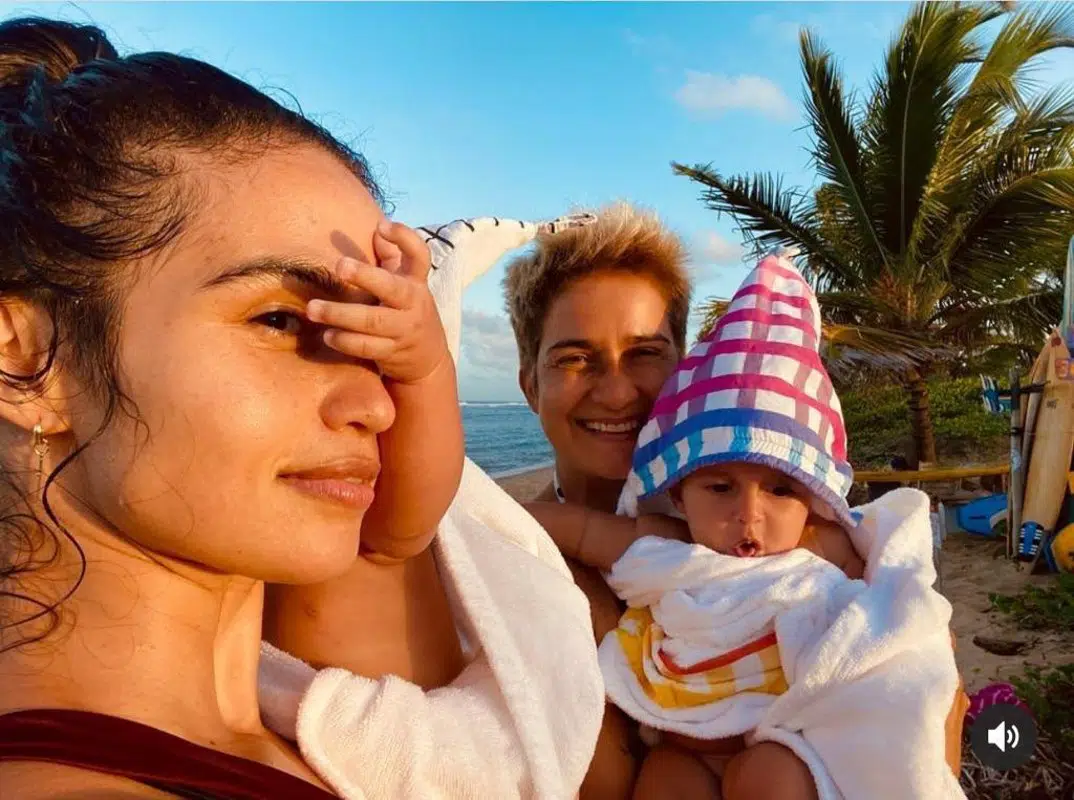 Nanda Costa e Lan Lanh passearam com as filhas na Bahia