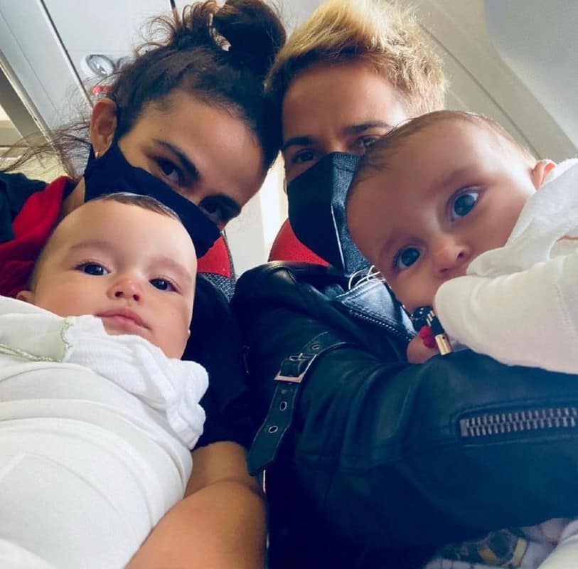 A atriz Nanda Costa registrou a primeira viagem de avião das filhas 
