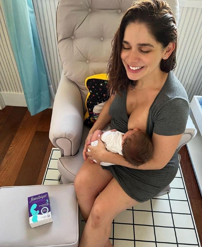 A mamãe Sabrina Petraglia amamentando o recém-nascido