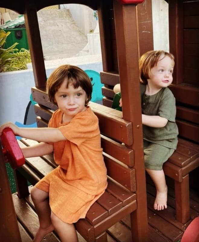 Romeu e Gael, filhos de Thales Bretas e Paulo Gustavo, em uma foto atual 