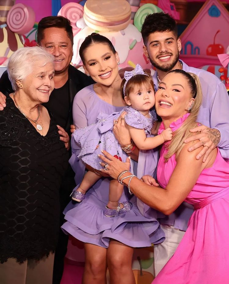 Virginia Fonseca posa com a filha e a família do marido Zé Felipe