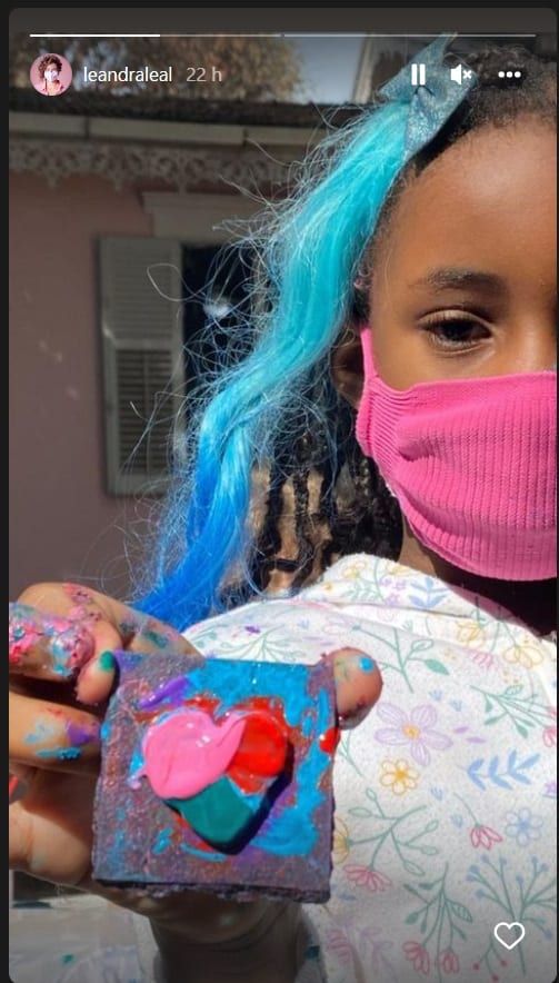 Leandra Leal publica foto rara da filha fazendo uma pintura e encanta 