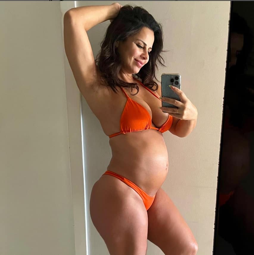 Viviane Araújo posa de biquíni laranja e barriga de 7 meses de gestação chama atenção