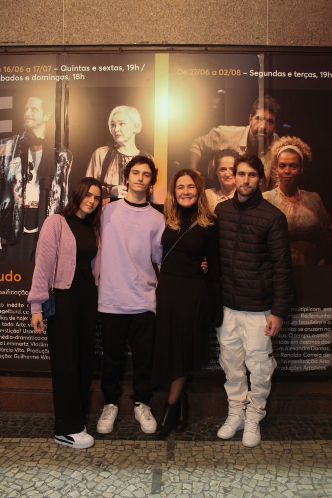 A atriz Adriana Esteves com dois de seus três filhos prestigiando o novo espetáculo do marido, Vladimir Brichta