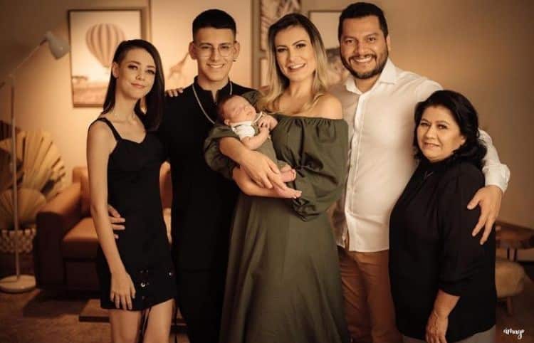 Andressa Urach mostra foto da família após nascimento de Leon