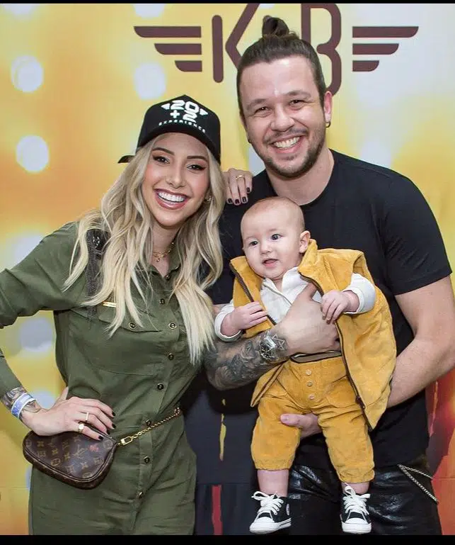 Bruno do KLB posa com esposa e bebê em show