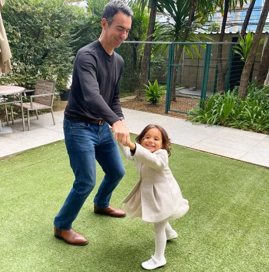 O jornalista César Tralli se divertindo com sua filha com Ticiane Pinheiro