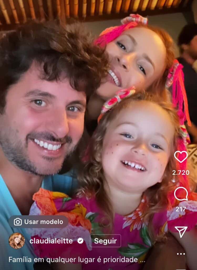 Claudia Leitte posa com a filha e o marido